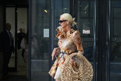 PEVAČ GODINAMA PODRŽAVAO KARLEUŠU, A SAD JOJ JE OKRENUO LEĐA? "Treba da se vrati sebi, zviznula se opasnim..."