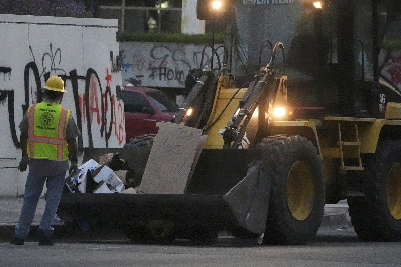 BLOKADERI UDARILI NA AMERIKU! Tramp šalje vojsku na ulice, haos u Los Anđelesu!