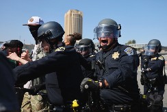 (UZNEMIRUJUĆI VIDEO) NOVINAR UPUCAN U GLAVU Ekstremne mere policije na protestima u Los Anđelesu