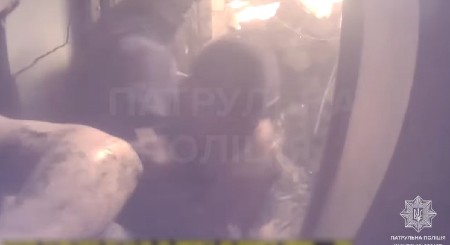 RUSI RAZNELI HARKOV: Jeziv snimak čoveka pod betonom koji peva himnu Ukrajine! (VIDEO)