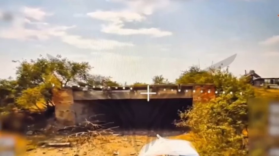 GROZNA SMRT, OSTALI ŽIVI ZATRPANI ISPOD TONA BETONA  Rusi pogodili hangar oružanih snaga Ukrajine, objavljeni jezivi snimci (VIDEO)