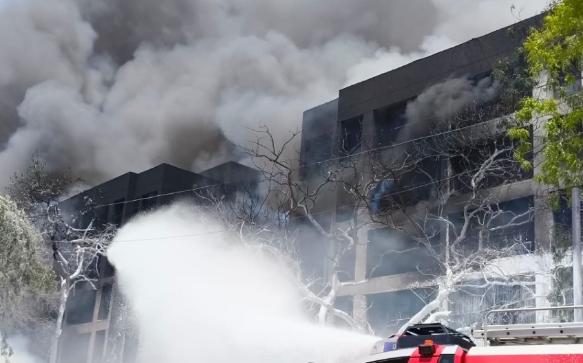 BIVŠI MINISTAR BIO U AVIONU KOJI SE SRUŠIO U INDIJI Mrežama se šire uznemirujući snimci, VATRA GUTA GRAD (FOTO/VIDEO)