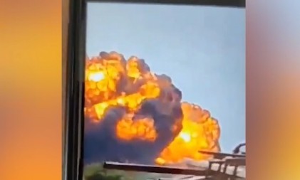 SRUŠIO SE USRED GRADA I EKSPLODIRAO U VATRENOJ LOPTI Trenutak pada Boinga 787 u Indiji snimljen kamerom (VIDEO)