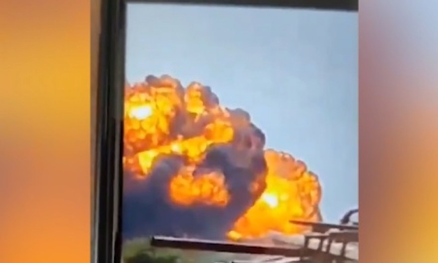 SRUŠIO SE USRED GRADA I EKSPLODIRAO U VATRENOJ LOPTI Trenutak pada Boinga 787 u Indiji snimljen kamerom (VIDEO)