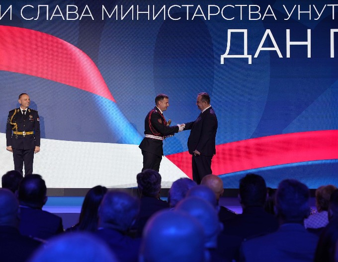 MUP URUČIO PRIZNANJA Nagradu „Najhrabriji policijski službenik“ dodeljena je poručniku policije  Milošu Jevremoviću