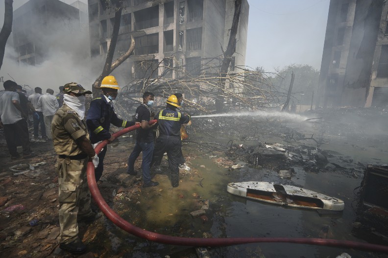 VIŠE OD 20 STUDENATA MEDICINSKOG FAKULTETA POGINULO Novi detalji stravične nesreće pada aviona u Indiji (FOTO/VIDEO)
