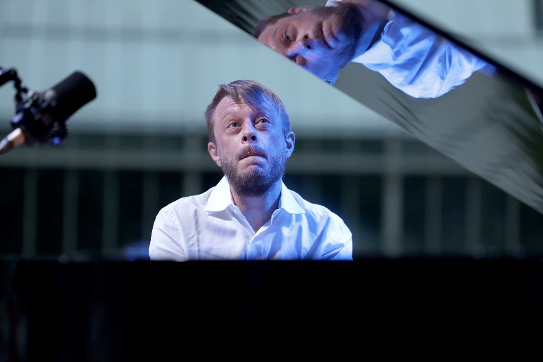 ODRŽANA KOMEMORACIJA MATIJI DEDIĆU Ćerka i žena slomljene od bola, ne mogu da zadrže suze!