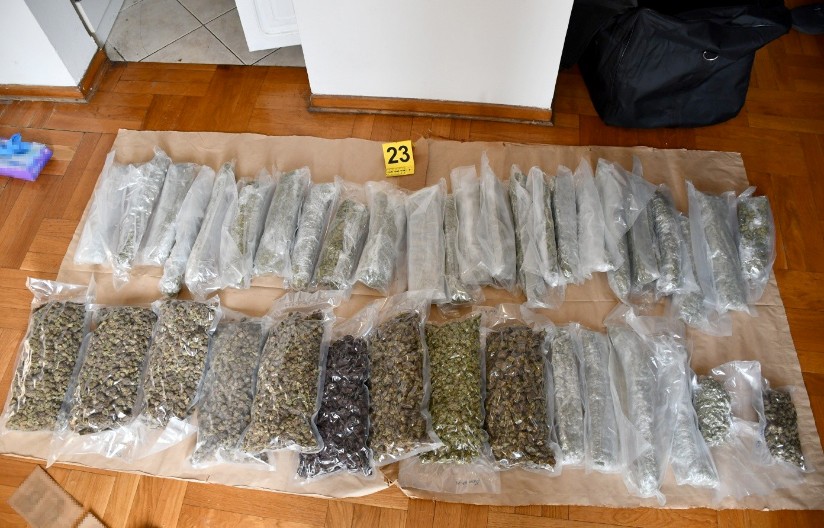 SUMNJA SE DA SU SEM DROGE, PRODAVALI I ORUŽJE  Kod njih je policija pronašla oko 30 kila narkotika