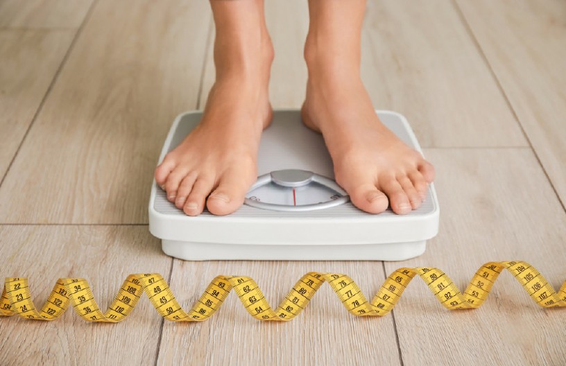 KOLIKO KILOGRAMA TREBA DA IMATE PREMA GODINAMA Pogledajte ovu tabelu, odnosi se baš na žene svih doba