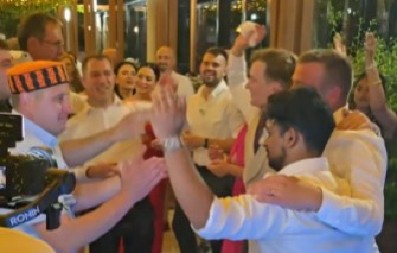 INTERNET GORI ZBOG OVE SVADBE Mlada sa Balkana, mladoženja iz Engleske, a kum iz Indije pao u trans uz narodnjake! (VIDEO)