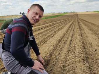 GORAN ORAO NJIVU, PA OSTAO ZATEČEN OVIM PRIZOROM Pogledajte šta je ponašao u zemlji (FOTO)