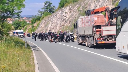 DVOJICA MUŠKARACA PALA SA SVOJIH MOTORA, JEDAN TEŠKO POVREĐEN Nezgoda na putu Užice-Zlatibor (FOTO)
