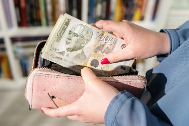 STAVITE OVO U NOVČANIK I GLEDAJTE KAKO NOVAC SAM DOLAZI Tajni trik za finansijsku sreću šokira internet – ljudi se kunu da DELUJE!