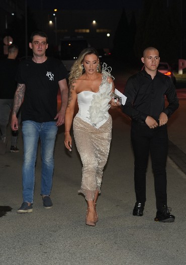 ZA NJOM SE VEČERAS SVI OKREĆU Žena Kristijana Golubović zasenila sve u Šimanovcima, ovakva se pojavila na finale Farme (FOTO)