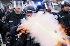 BLOKADERI OPISUJU KAKO SE OSEĆAJU KADA IH POGODE GUMENI MECI Američka policija "puca na sve"! (FOTO)