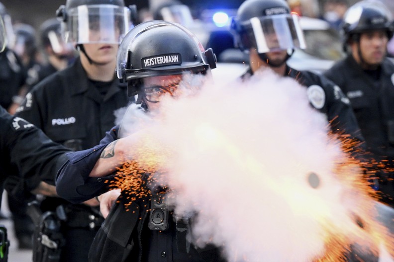 BLOKADERI OPISUJU KAKO SE OSEĆAJU KADA IH POGODE GUMENI MECI Američka policija "puca na sve"! (FOTO)