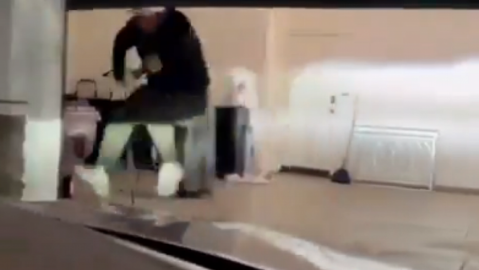 DEČKO IMA BAŠ TVRDU GLAVU Ovaj "šampion" je nasmejao sve na mrežama (VIDEO)