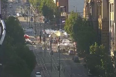 BLOKADERI NASTAVLJAJU DA TERORIŠU GRAĐANE! Zapušili najprometniju raskrsnicu u Beogradu, ljudi moraju da idu peške!