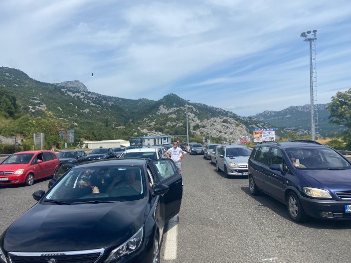 MUKE ZA VOZAČE OD RANE ZORE! Na Batrovcima čekanje od 3 sata, na OVIM deonicama se očekuje pojačan saobraćaj!