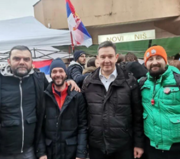 OVO JE BLOKADER KOJI JE HTEO DA UBIJE LJUDE IZ SNS: Pucač u društvu Šarovića, Draže Petrovića, Kokanovića...(FOTO/VIDEO)