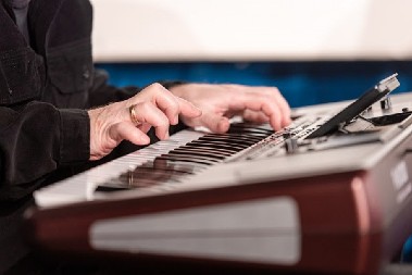 KONCERT "OMAŽ ZORANU SIMJANOVIĆU" ODRŽAĆE SE U PARIZU Saundtrek orkestra izvešće popularne kompozicije iz kultnih filmova