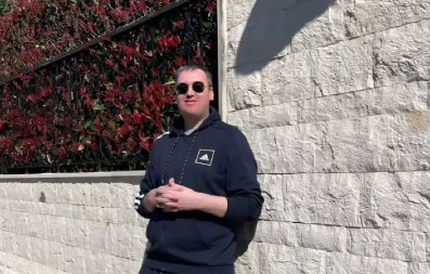 DVA NAŠA POZNATA PEVAČA LETUJU S MOMCIMA Voditelj Pinka ih javno raskrinkao, otkrio i imena!