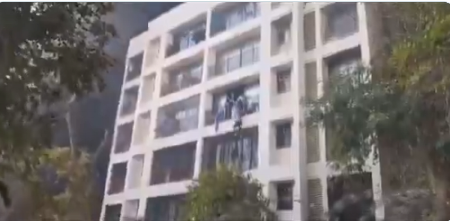 STUDENTI VRIŠTE I SKAČU SA BALKONA, IZA NJIH KULJA CRNI DIM Novi snimak nakon pada aviona u Indiji (VIDEO)