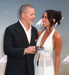 NISU MOGLI DA SAKRIJU EMOCIJE NA CRVENOM TEPIHU  Bred Pit i njegova 30 godina mlađa Ines topili se od ljubavi naočigled svih