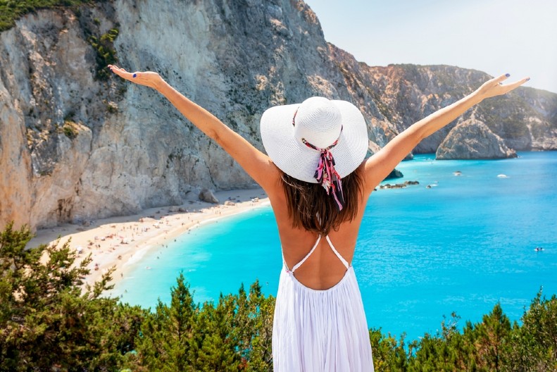 JEDNA OD NAJLEPŠIH PLAŽA U GRČKOJ NALAZI SE NA OSTRVU KOJE SRBI OBOŽAVAJU Nestvarne boje vode i peska, blag povetarac i atmosfera za pamćenje