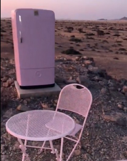 NIJE FATAMORGANA Roze frižider je usred pustinje, a pravi šok sledi kada se otvori