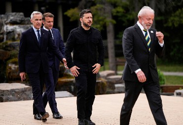 MAKRON RUSKOM PESMOM BRUTALNO PONIZIO ZELENSKOG Lider Francuske objavio šokantan snimak (VIDEO)