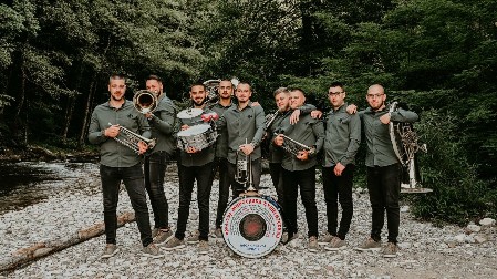 KONCERT ORKESTRA MIROSLAVA ĐENISIJEVIĆA ISPRED KULTURNOG CENTRA SRBIJE U PARIZU Prethodi mu zanimljivo predavanje o trubi i Dragačevu