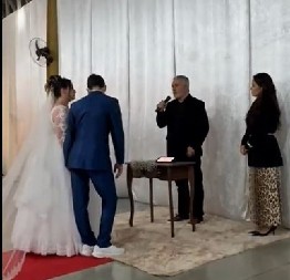 SRUŠIO SE PRED OLTAROM U TRENUTKU SUDBONOSNOG “DA” Mladoženja pao kao sveća, venčanje u haosu