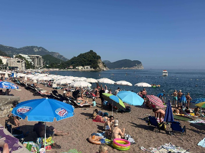 ČIZKEJK 15 EVRA, A TEK PEČENJE...Užičanka u šoku zbog cena u Budvi: "Spremamo hranu u apartmanu" (FOTO)