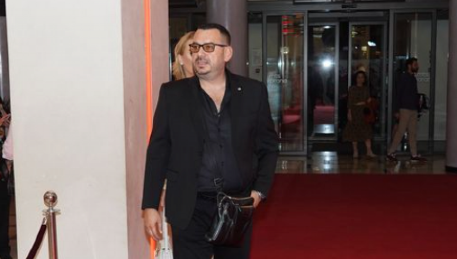 OŽENJENI PEVAČ BIO U VEZI SA MALOLETNOM KOLEGINICOM? Tvrdi da je ženu varao sa njom, pokazala i dokaze!