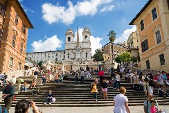 POKUŠAO KOLIMA DA SE SPUSTI NIZ ŠPANSKE STEPENICE U RIMU, PA SE ZAGLAVIO Policija nije mogla da veruje svojim očima - evo kako se sve završilo