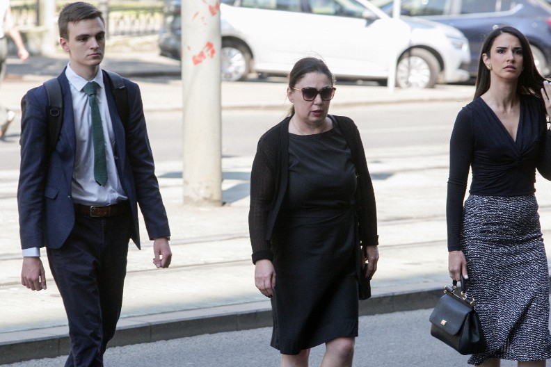 NASTAVLJA SE RAZMATRANJE ŽALBE NA PRESUDU KECMANOVIĆIMA Majka dečaka stigla u sud (FOTO)