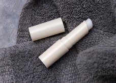 BALZAM ZA USNE VAM JE UNIŠTIO ODEĆU? Ne očajavajte, evo kako da za tili čas uklonite masne fleke