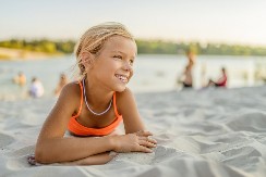 OPASAN TREND SE ŠIRI MEĐU DECOM Sve više mališana potamnjuje kožu na ovaj način, bez potrebe se izlažu riziku