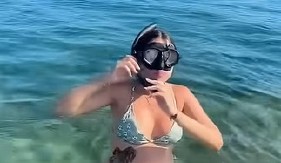 IZAŠLA IZ MORA I POČELA DA VRIŠTI Trudnica u panici, kad je videla šta joj se zalepilo za stomak, umalo se onesvestila od šoka! (VIDEO)