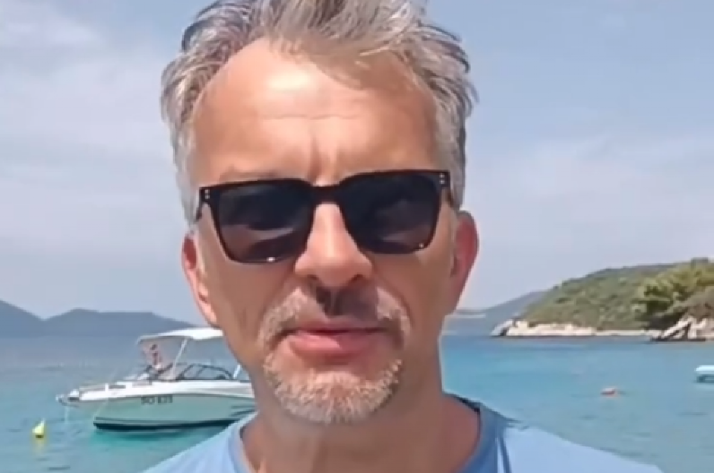 "UBILA ME JE KAO VOLA U KUPUSU" Našeg pevača žena tukla dok su njihovi sinovi gledali i vrištali