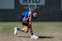 TRI SATA ČISTOG UŽITKA ZA FINALE HALEA Medvedev propuštao meč lopte, ali slomio Zvereva na domaćem terenu