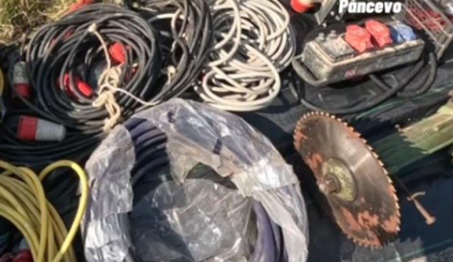 NA BUVLJAKU PRODAVAC POSEDOVAO BLAGO, A NIJE BIO SVESTAN! Kupac uzeo robu za 2.000 dinara, gore mreže zbog snimka iz Pančeva! (VIDEO)