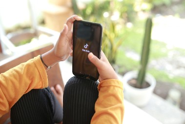 U OVOJ EVROPSKOJ ZEMLJI RAZMATRA SE ZABRANA DRUŠTVENIH MREŽA MLAĐIMA OD 15 GODINA Postoji još jedan predlog - deci se sigurno neće svideti