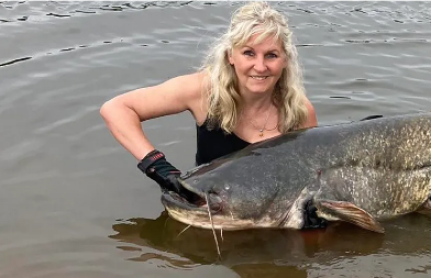 DŽINOVSKI SOM NAPADAO LJUDE U JEZERU Petoro povređenih: Policija hitno reagovala