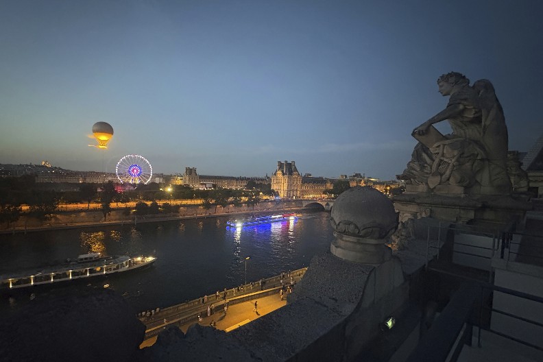 TALAS NAPADA ŠPRICEVIMA TOKOM FESTIVALA, TINEJDŽERKE ZAVRŠILE U BOLNICI Ubodeno 145 ljudi širom Francuske