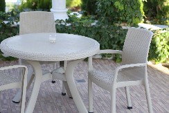 KAKO OČISTITI BELI PLASTIČNI STO KOJI MUŠICE UPROPASTE? Evo 3 načina da se rešite crnih tačkica, sve ćete sa ovim skinuti