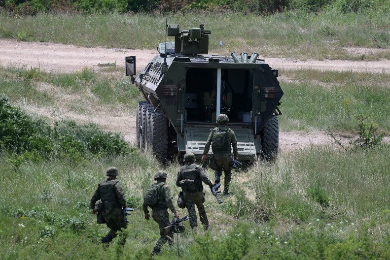 "VRATIĆEMO REDOVAN VOJNI ROK" Vučić: Razgovarali smo, prvo želimo da što više popunimo profesionalne jedinice