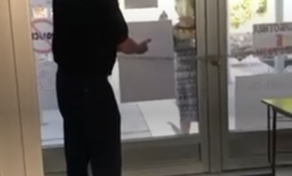 BRUTALNO KRŠENJE USTAVA I ZAKONA! Pripadnik obezbeđenja sa blokaderima preti profesorki da će u ZATVOR ZATO ŠTO HOĆE DA RADI!