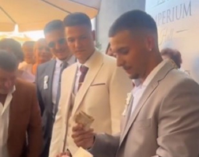 ''DAJEM VAM JE, ALI POD JEDNIM USLOVOM...'' Dirljiva scena na srpskoj svadbi rasplakala region, mladin brat ostavio sve bez reči! (VIDEO)